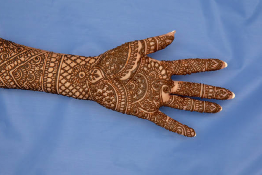 Karva Chauth 2024: पति के नाम की मेहंदी से सजाएं हाथ, गहरा होगा प्यार 3 Untitled Design 2024 10 15T160632.901 1