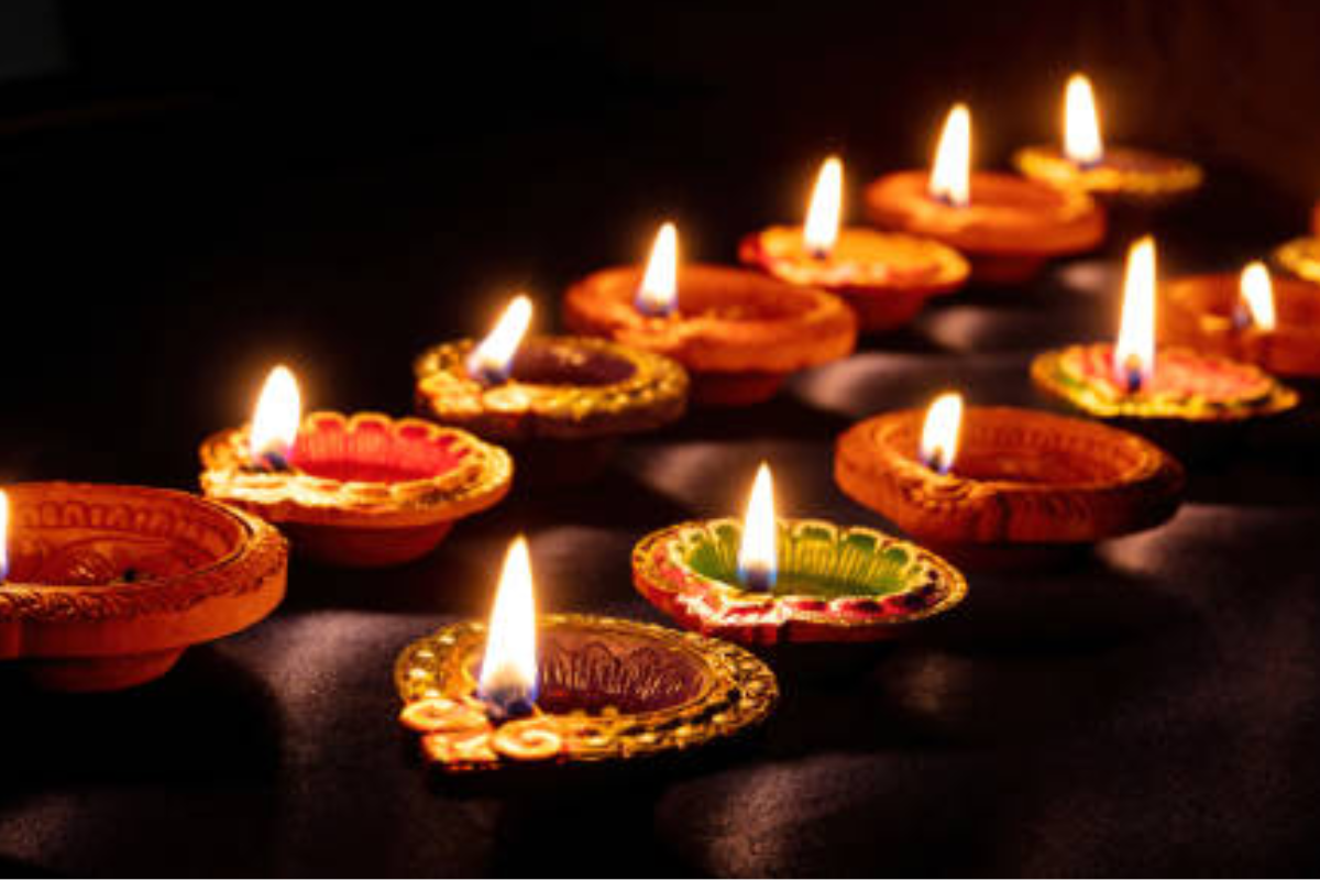 Vastu Tips: धनतेरस पर ये गलतियां न करें, जानें किन चीजों की खरीद से आती है नकारात्मकता