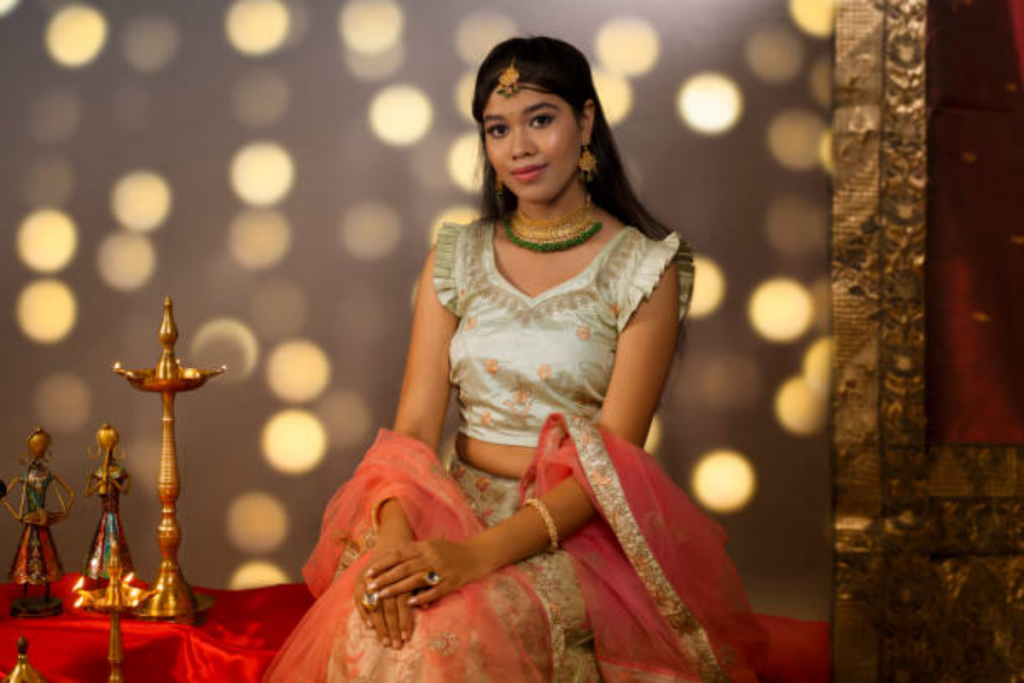Karwa Chauth 2024: करवा चौथ पर महिलाओं के लिए ड्रेसिंग आइडियाज 3 Untitled Design 2024 10 16T201105.936