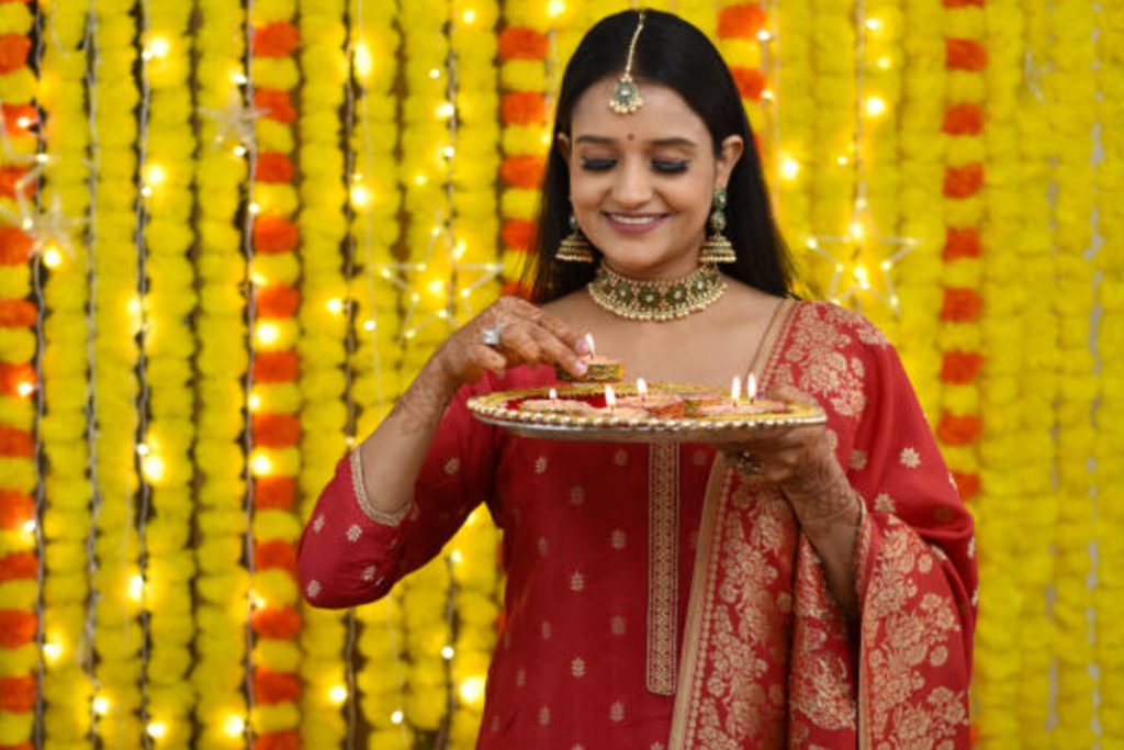 Karwa Chauth 2024: करवा चौथ पर महिलाओं के लिए ड्रेसिंग आइडियाज 4 Untitled Design 2024 10 16T201226.347