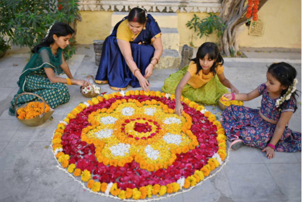 Diwali Rangoli Designs: दिवाली पर रंगोली के 4 आसान और सुंदर डिज़ाइन से अपने घर को सजाएं 1 Untitled Design 2024 10 22T194447.524 3