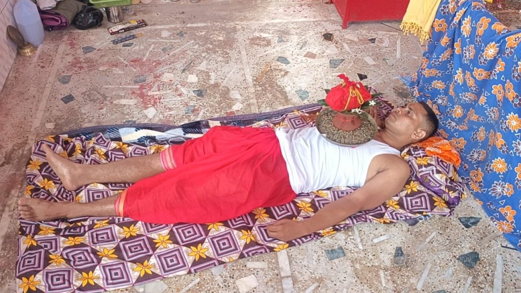 Durga Puja: निर्जला व्रत और सीने पर कलश, बिहार में मां दुर्गा के भक्तों की तपस्या की Photos देखिए... 5 Whatsapp Image 2024 10 06 At 3.40.48 Pm 1