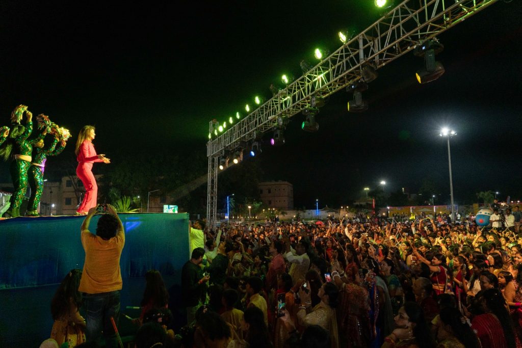 Durga Puja: डांडिया नाइट में रिमी सेन के स्टेप्स पर झूमे पलामूवासी, आज रश्मि देसाई बिखेरेंगी जलवा 1 Whatsapp Image 2024 10 09 At 12.15.17 Pm