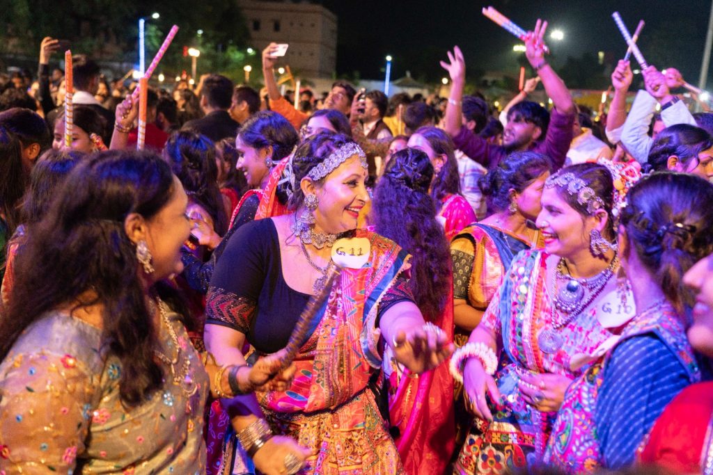 Durga Puja: डांडिया नाइट में रिमी सेन के स्टेप्स पर झूमे पलामूवासी, आज रश्मि देसाई बिखेरेंगी जलवा 4 Whatsapp Image 2024 10 09 At 12.16.55 Pm