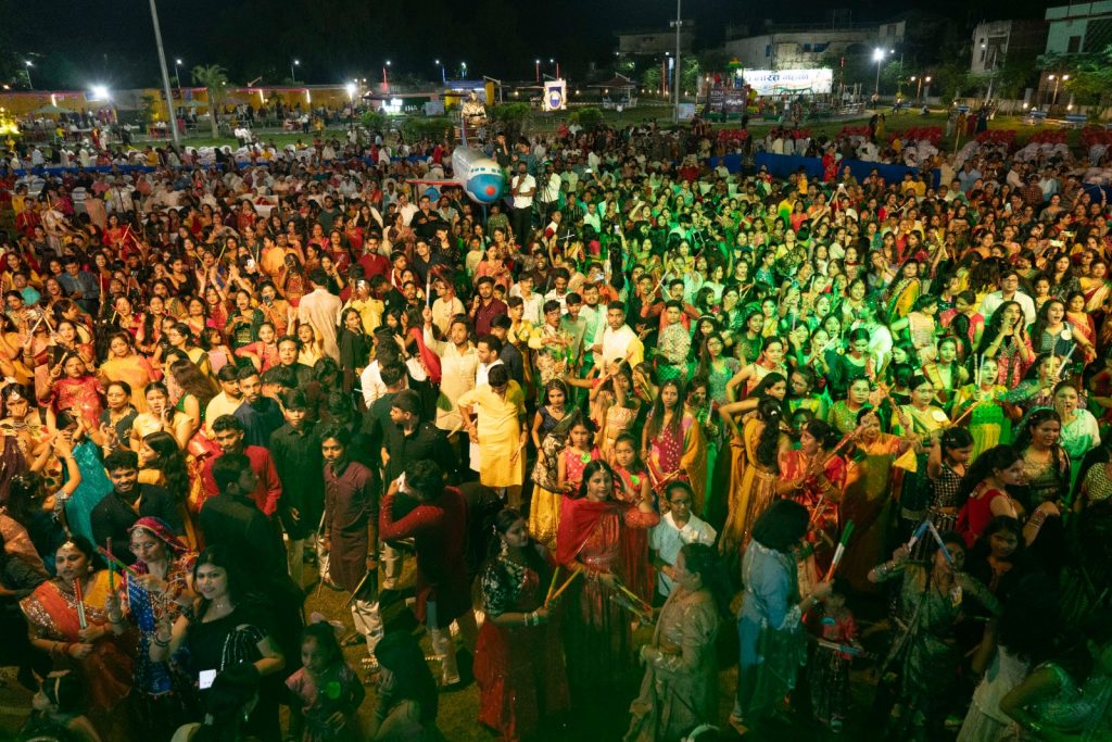 Durga Puja: डांडिया नाइट में रिमी सेन के स्टेप्स पर झूमे पलामूवासी, आज रश्मि देसाई बिखेरेंगी जलवा 5 Whatsapp Image 2024 10 09 At 12.16.58 Pm