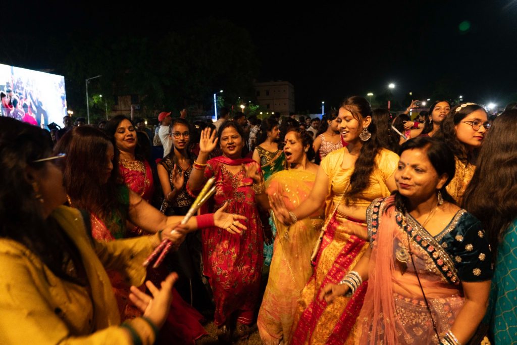 Durga Puja: डांडिया नाइट में रिमी सेन के स्टेप्स पर झूमे पलामूवासी, आज रश्मि देसाई बिखेरेंगी जलवा 6 Whatsapp Image 2024 10 09 At 12.16.59 Pm