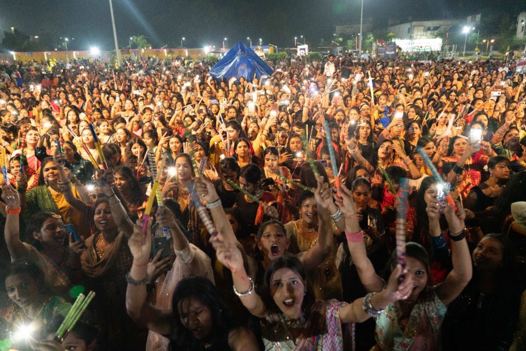 Durga Puja: टीवी स्टार रश्मि देसाई के डांडिया प्रोग्राम में जमकर झूमे पलामूवासी, चखा लिट्टी चोखा, बोलीं-आई लव यू... 4 Whatsapp Image 2024 10 10 At 12.48.17 Pm