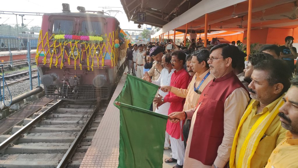 त्योहारी सीजन में रेलवे ने दी संताल परगना को सौगात, रेल मंत्री अश्विनी वैष्णव और निशिकांत दुबे ने दिखाई हरी झंडी 1 Whatsapp Image 2024 10 10 At 5.42.51 Pm