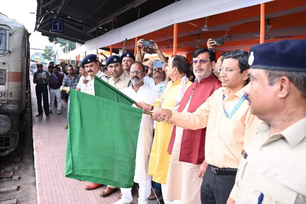 त्योहारी सीजन में रेलवे ने दी संताल परगना को सौगात, रेल मंत्री अश्विनी वैष्णव और निशिकांत दुबे ने दिखाई हरी झंडी 2 Whatsapp Image 2024 10 10 At 5.42.52 Pm 1
