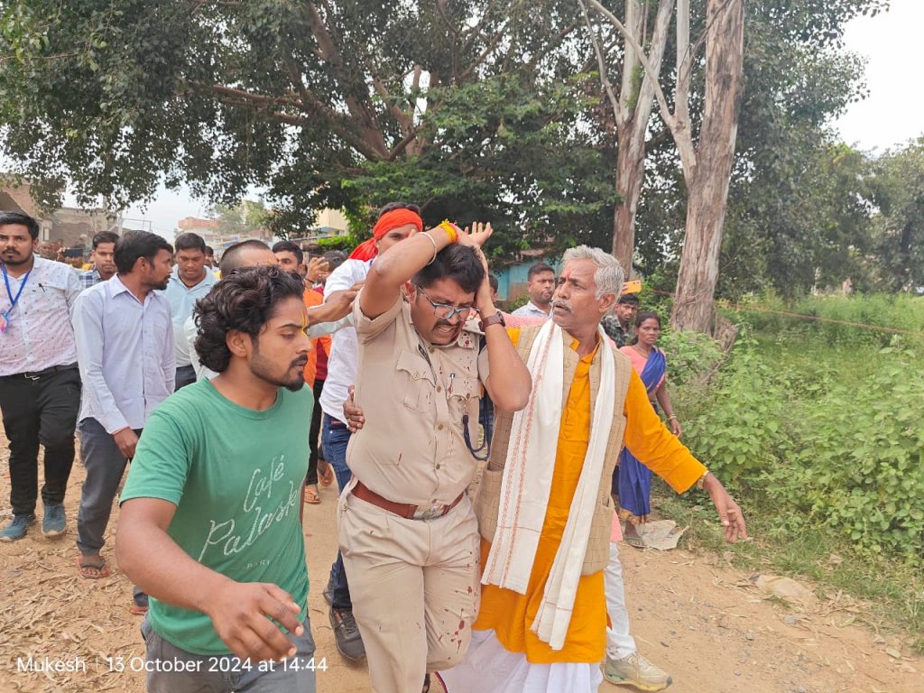 Durga Puja Violence: गढ़वा में दुर्गा पूजा मूर्ति विसर्जन को लेकर बवाल, आंसू गैस के गोले छोड़े, पत्थरबाजी में एएसपी चोटिल 1 Whatsapp Image 2024 10 13 At 4.04.04 Pm
