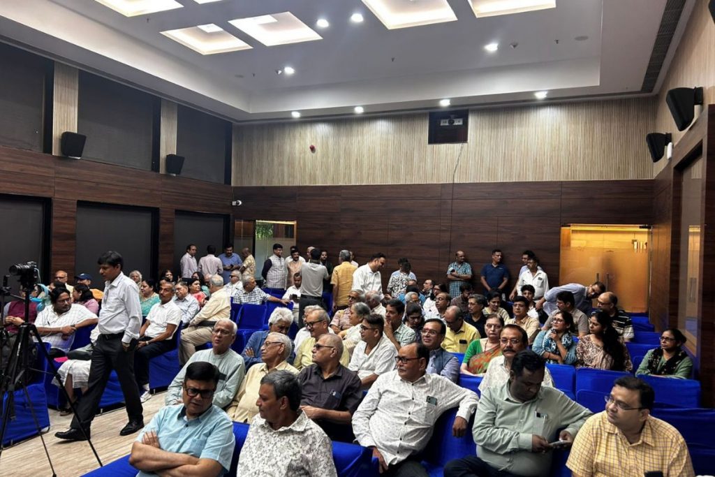 Book Release: प्रभात खबर के प्रधान संपादक आशुतोष चतुर्वेदी और अनुज कुमार सिन्हा की किताब का दिल्ली में हुआ लोकार्पण 1 Ashutosh Trivedi 1