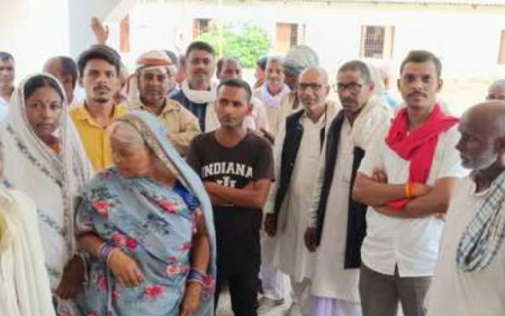 Bihar Land Survey: भूमि सर्वे में इस कारण लोग हो रहे सबसे ज्यादा परेशान, कार्यालय का चक्कर काट रहे लोग 2 Bls 1