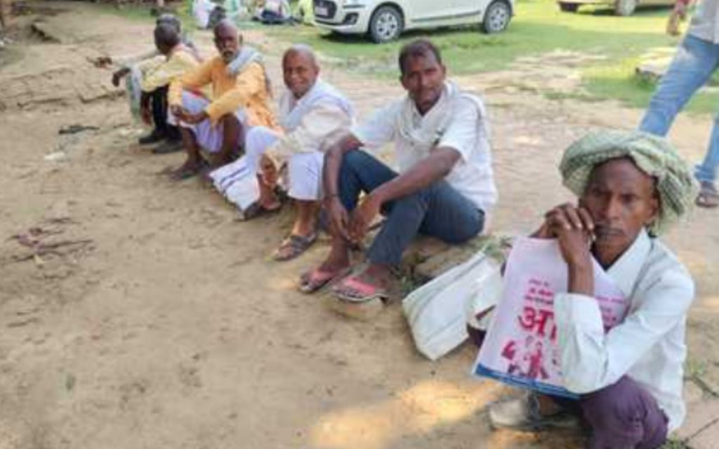 Bihar Land Survey: भूमि सर्वे में इस कारण लोग हो रहे सबसे ज्यादा परेशान, कार्यालय का चक्कर काट रहे लोग 1 Bls