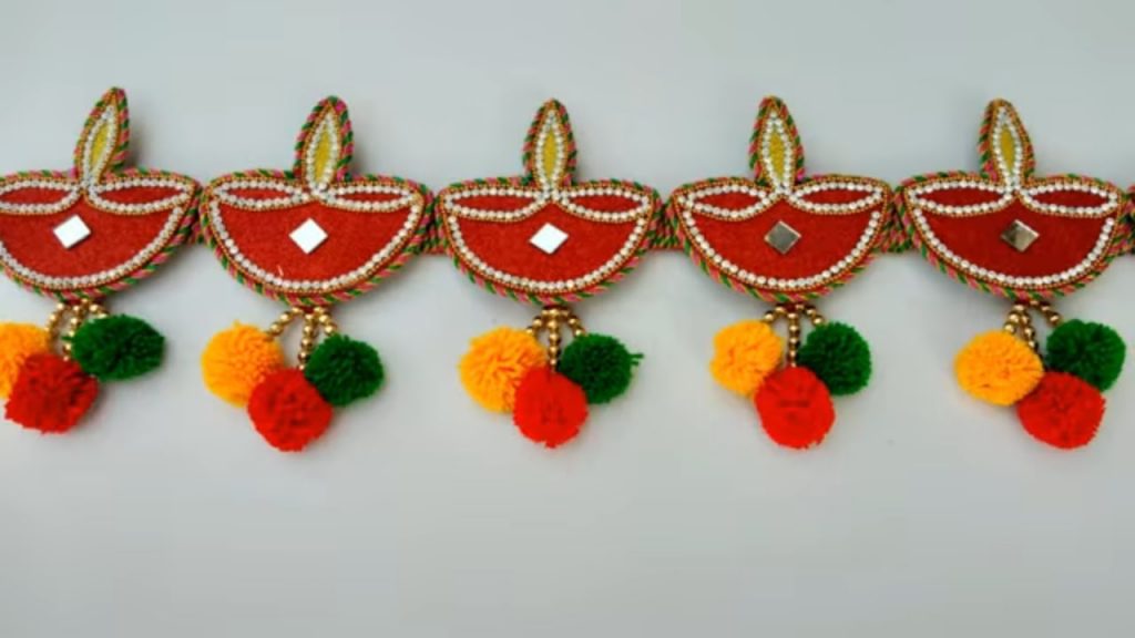 Diwali Toran Ideas: दिवाली के दिन गेट के बाहर लगाएं ये 5 चीजों से बने तोरण को, जानें 4 Diya 1