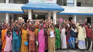 बाढ़ राहत अनुदान सूची में नाम नहीं रहने पर आक्रोशितों ने किया प्रदर्शन