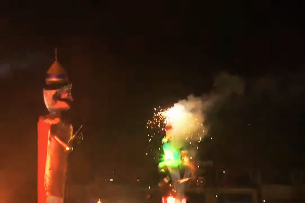 Happy Dussehra: हेमंत सोरेन ने बटन दबाया और धू-धू कर जला 70 फीट का रावण, देखें Photos 6 Happy Dussehra Morabadi Ranchi Jharkhand Ravan Dahan