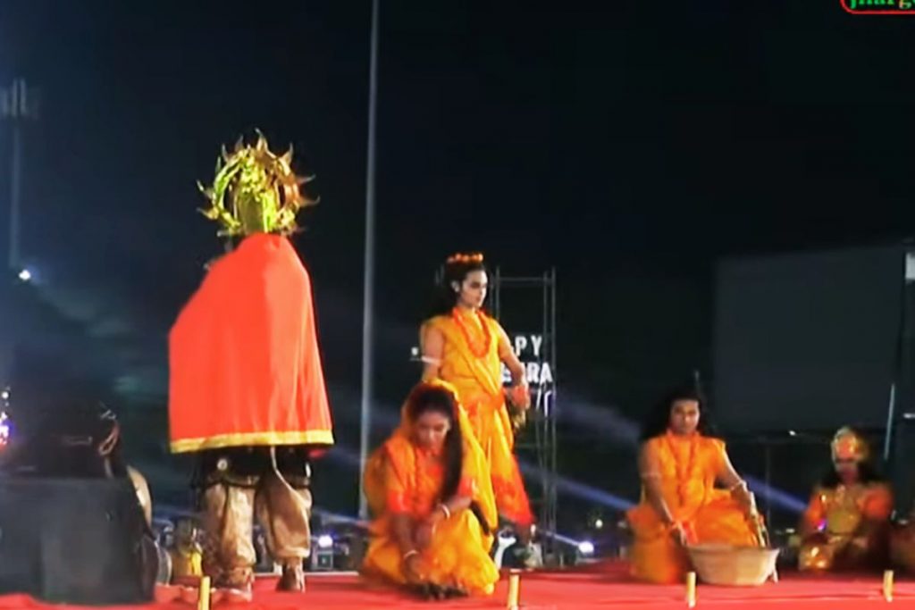 Happy Dussehra: हेमंत सोरेन ने बटन दबाया और धू-धू कर जला 70 फीट का रावण, देखें Photos 3 Happy Dussehra Morabadi Ranchi Jharkhand Ravan Dahan 3