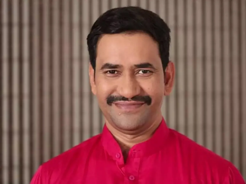 Dinesh Lal Yadav Net Worth: निरहुआ रिक्शावाला कैसे बना करोड़पति? लाखों की संपत्ति और लग्जरी कार 1 Image 149
