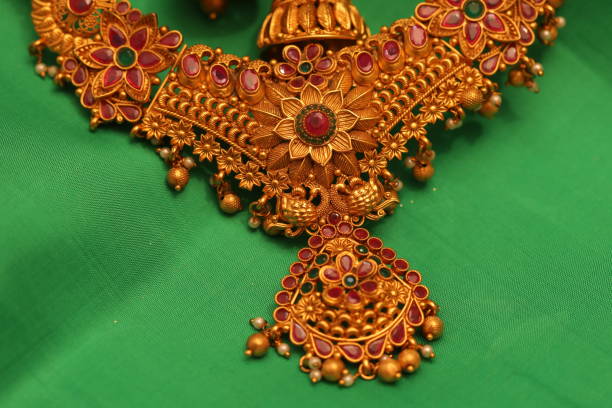 Karwa Chauth Jewellery: करवा चौथ पर पहनें ये सुंदर हार, तारीफ करते नहीं थकेंगे लोग 2 Istockphoto 1270654216 612X612 1
