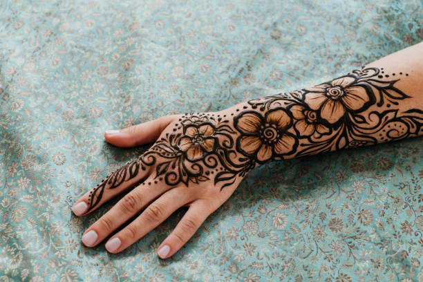 Back Hand Mehndi Design: करवा चौथ पर बहुत ट्रेंड में है ये बैक हैंड मेहंदी, यहां देखें सुंदर डिजाइन 4 Istockphoto 1336990854 612X612 1 1