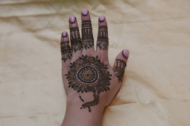 Back Hand Mehndi Design: करवा चौथ पर लगाएं ये लेटेस्ट बैक हैन्ड मेहंदी, सब करेंगे तारीफ 3 Istockphoto 1409339581 612X612 1