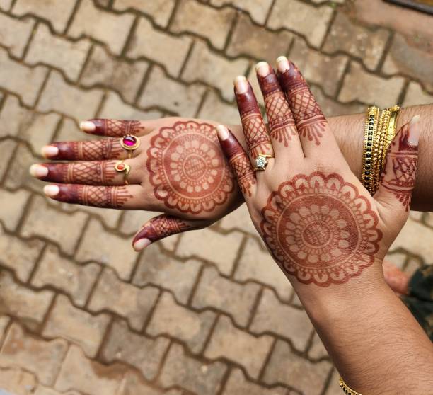 Back Hand Mehndi Design: करवा चौथ पर बहुत ट्रेंड में है ये बैक हैंड मेहंदी, यहां देखें सुंदर डिजाइन 5 Istockphoto 1456156312 612X612 2