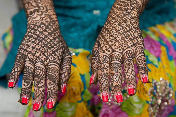 Karwa Chauth Mehndi Design: करवा चौथ पर खूब होगी तारीफ, देखें क्या है मेहंदी का नया ट्रेंड 6 Istockphoto 157624774 612X612 1