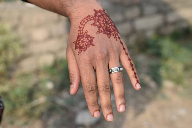Back Hand Mehndi Design: करवा चौथ पर लगाएं ये लेटेस्ट बैक हैन्ड मेहंदी, सब करेंगे तारीफ 8 Istockphoto 1905071840 612X612 1