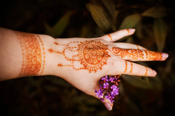 Back Hand Mehndi Design: करवा चौथ पर लगाएं ये लेटेस्ट बैक हैन्ड मेहंदी, सब करेंगे तारीफ 7 Istockphoto 893113884 612X612 1