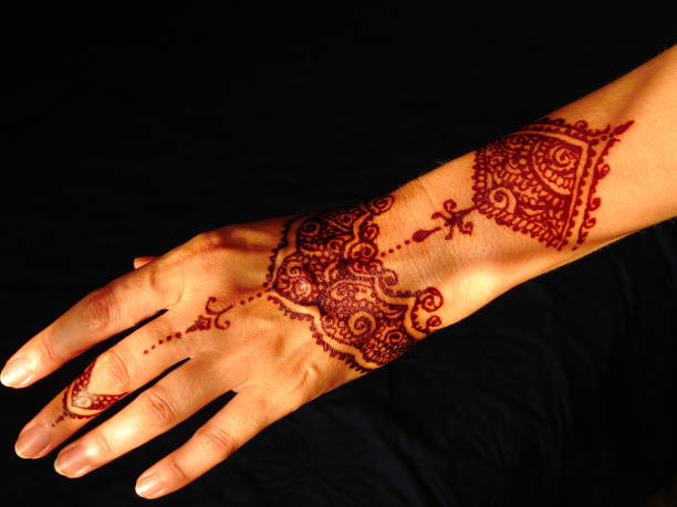 Back Hand Mehndi Design: करवा चौथ पर लगाएं ये लेटेस्ट बैक हैन्ड मेहंदी, सब करेंगे तारीफ 6 Istockphoto 954197400 612X612 1