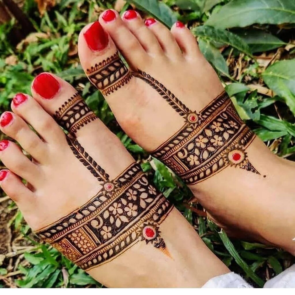 Karwa Chauth Feet Mehndi Design: पैरों पर लगाएं ये 5 बेस्ट और लेटेस्ट मेहंदी डीजाइन, करें ट्राई 4 New