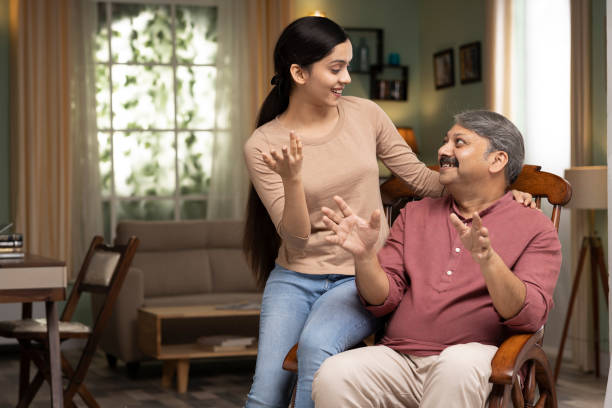 Develop Leadership Qualities In Children: बच्चों में लाएं लीडरशिप की क्वालिटी, जानें ये आसान टिप्स 1 Daughter Her Father Spend Time Together At Home