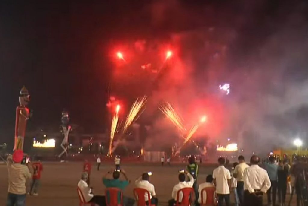 Happy Dussehra: हेमंत सोरेन ने बटन दबाया और धू-धू कर जला 70 फीट का रावण, देखें Photos 5 Ram Darbar At Morabadi Ranchi Jharkhand Ravan Dahan 3