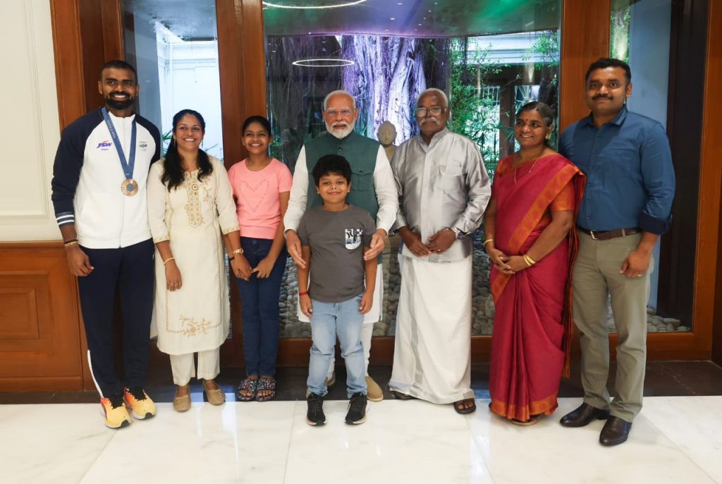 Hockey India League: नीलामी से हटने के बाद पी आर श्रीजेश बने कैमरामैन 1 Srijesh With Family