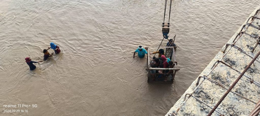 Photos: सुपौल में बाढ़ ने मचाया हाहाकार, बीच मझधार में फंसी सौ ज़िंदगियों को हाइड्रा मशीन से किया गया रेस्क्यू 1 Supaul Flood