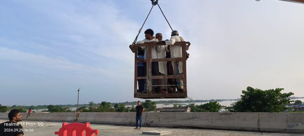 Photos: सुपौल में बाढ़ ने मचाया हाहाकार, बीच मझधार में फंसी सौ ज़िंदगियों को हाइड्रा मशीन से किया गया रेस्क्यू 2 Supaul Flood 3