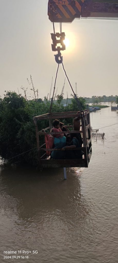 Photos: सुपौल में बाढ़ ने मचाया हाहाकार, बीच मझधार में फंसी सौ ज़िंदगियों को हाइड्रा मशीन से किया गया रेस्क्यू 4 Supaul Flood 4