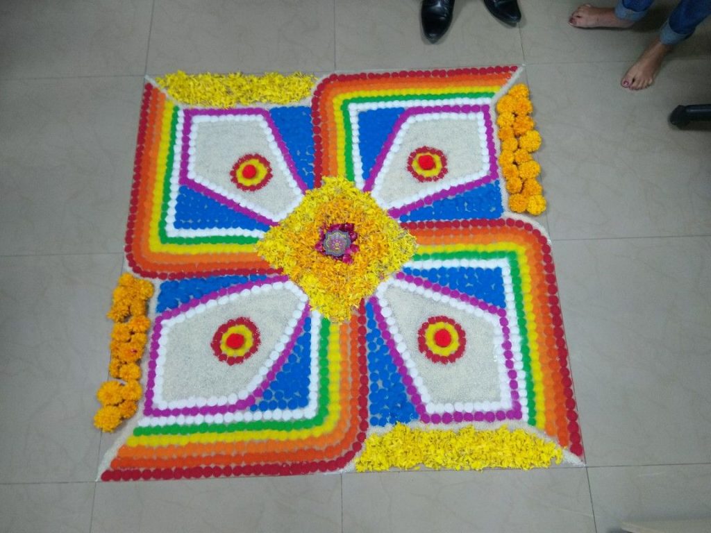 Dhanteras Rangoli Design: धनतेरस पर बनाएं यह 5 तरह की सुंदर रंगोली, आप भी बनाएं 3 Swastik