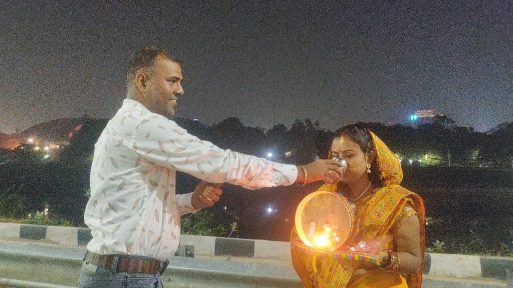 Patna Marine Drive पर महिलाओं ने चांद का दीदार कर तोड़ा कौरवा चौथ का व्रत, देखें फोटो 1 हिलाओं ने चांद का किया दीदार