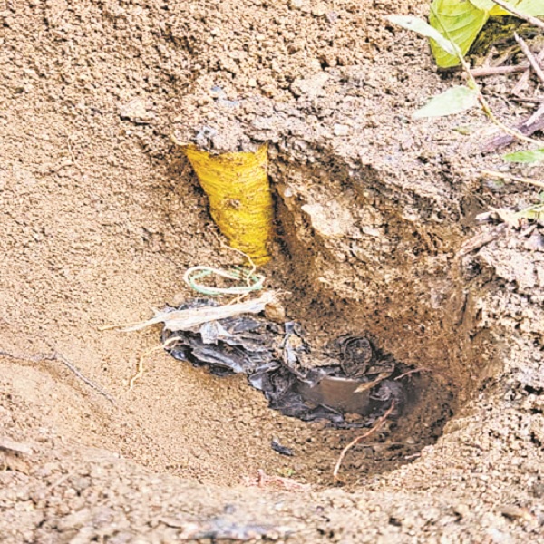 Photos: बिहार में यहां प्रेशर आईईडी बम गाड़कर रखते हैं नक्सली, सुरक्षाबलों को उड़ाने की रचते हैं साजिश... 1 िहीीकरीहा