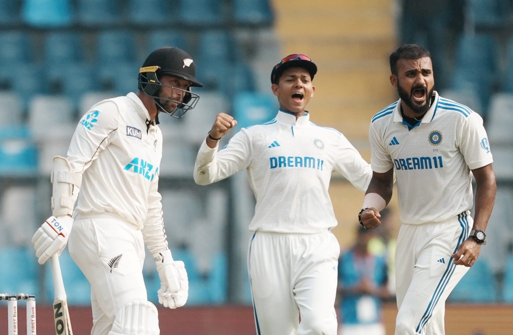 Ind Vs Nz: रोहित शर्मा और डेरिल मिशेल के बीच तीखी नोकझोंक, कुछ देर के लिए रुका खेल 1 01111 Pti11 01 2024 000027B