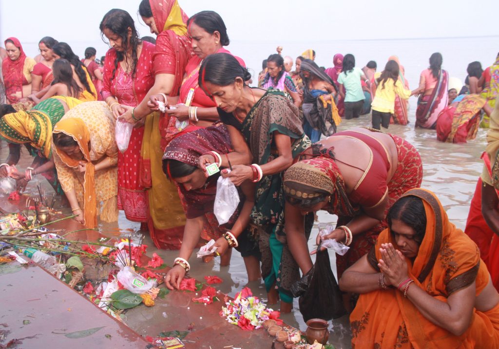Photos: भागलपुर में गंगा स्नान करने उमड़ रही श्रद्धालुओं की भीड़, देखिए गंगा घाटों पर जमा हुजूम... 5 02Bha 40 02112024 6
