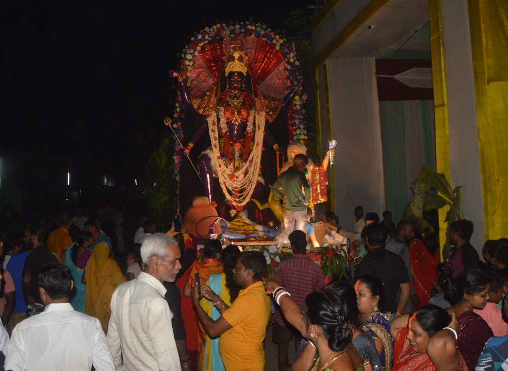 Bihar News: भागलपुर में काली प्रतिमा विसर्जन शोभायात्रा की तस्वीरें, मां को विदा करने उमड़ी भीड़ 7 02Bha 90 02112024 6