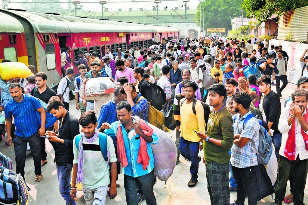 Photos: पटना पहुंच रही खचाखच भरी ट्रेनें, अपनी कंफर्म सीट पर बैठने तक को तरस रहे यात्री 3 02Pat 104 02112024 2