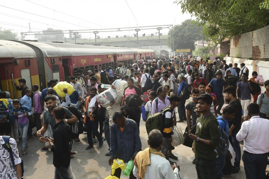Photos: पटना पहुंच रही खचाखच भरी ट्रेनें, अपनी कंफर्म सीट पर बैठने तक को तरस रहे यात्री 2 02Pat 105 02112024 2