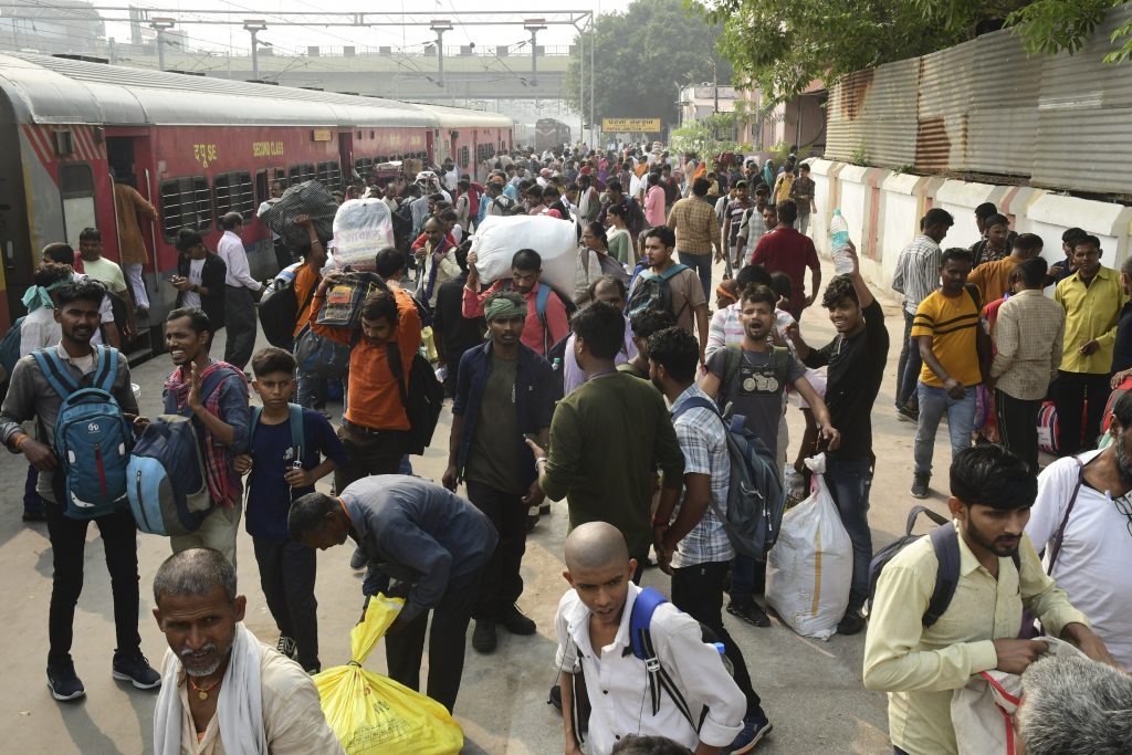 Photos: पटना पहुंच रही खचाखच भरी ट्रेनें, अपनी कंफर्म सीट पर बैठने तक को तरस रहे यात्री 4 02Pat 106 02112024 2