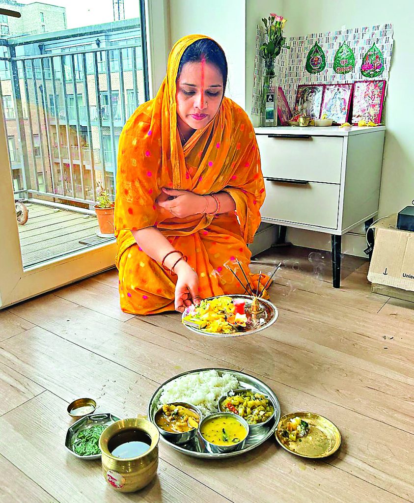 Chhath Puja: विदेश जाकर भी झारखंडवासी नहीं भूले अपनी परंपरा, इंग्लैंड-अमेरिका में करते हैं छठ पूजा 1 05Ran 187 05112024 1 1