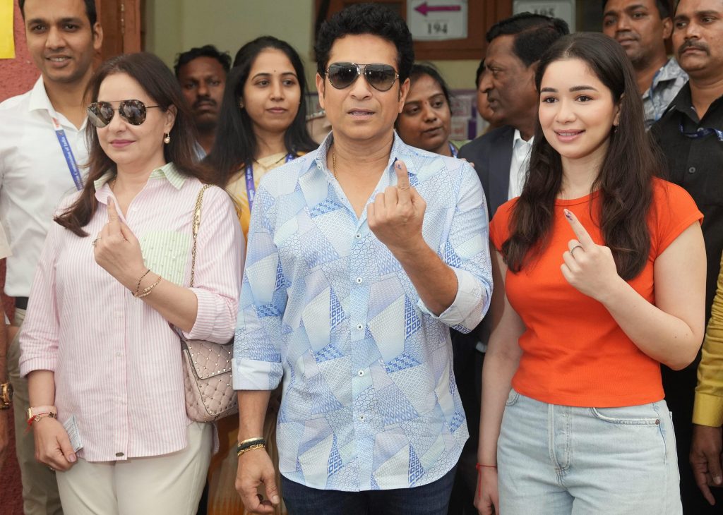 Maharashtra Election Voting : बॉलीवुड के इन एक्टरों ने किया मतदान, सचिन तेंदुलकर भी पहुंचे वोट डालने 1 20111 Pti11 20 2024 000028B