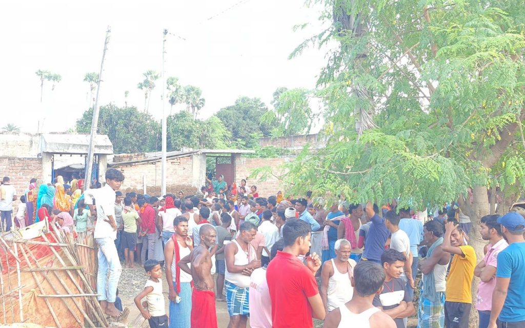 Bhagalpur: टंकी में गिरे लोहे को निकालने के दौरान हादसा, एक ही परिवार के तीन लोगों की हुई मौत 1 34 1