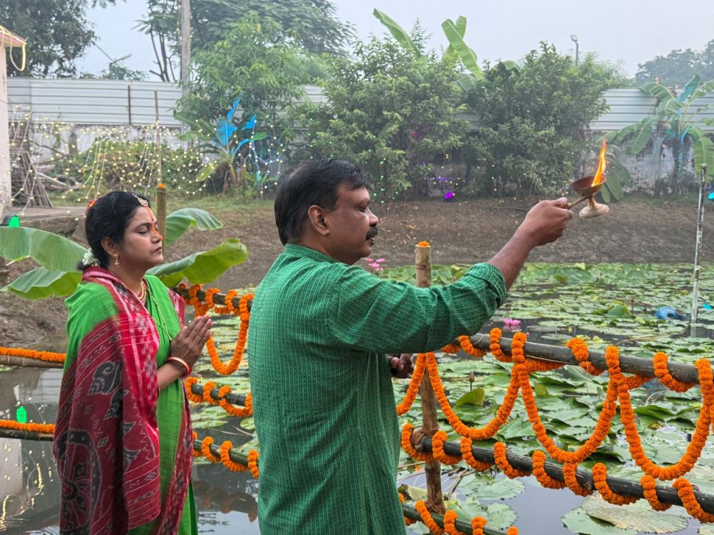Chhath Puja: बिहार के आइएएस दंपति ने ऐसे मनाई छठ, यूपी के डीजीपी ने दिया ये संदेश 1 9Afe0386 1825 4501 8B44 3B135E305860